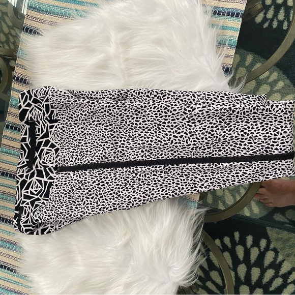 EUC LULULEMON White and black Patterned Leggings - Picture 4 of 6